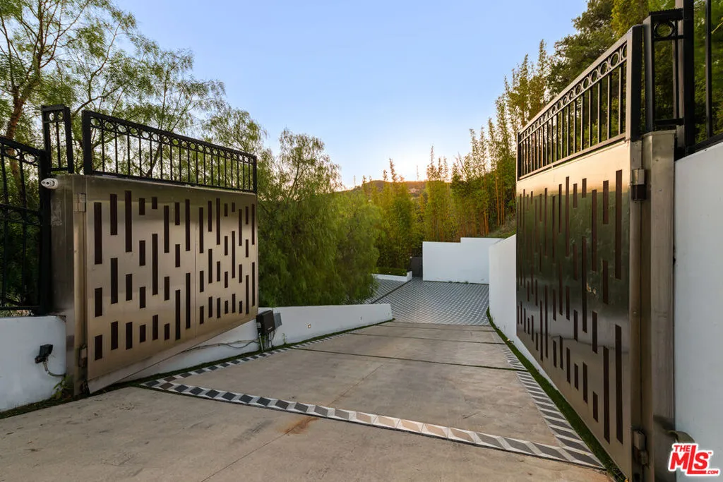 7080 Mulholland Drive, Los Angeles, California 90068 home-pic-1