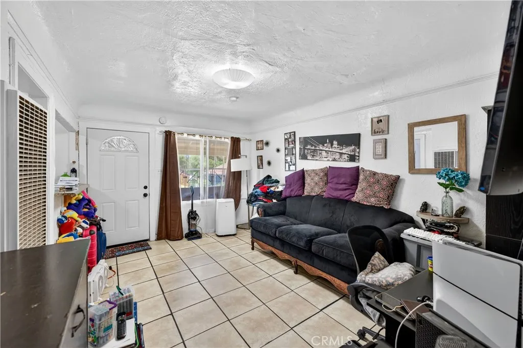 1008 E 74th Street, Los Angeles, California 90001 home-pic-7