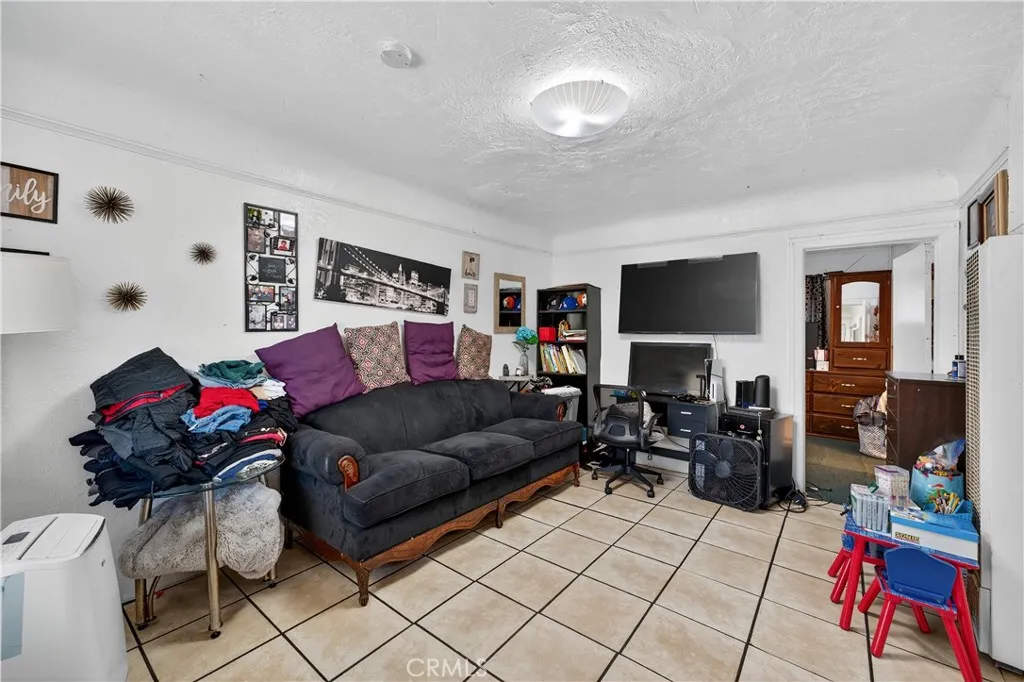 1008 E 74th Street, Los Angeles, California 90001 home-pic-8