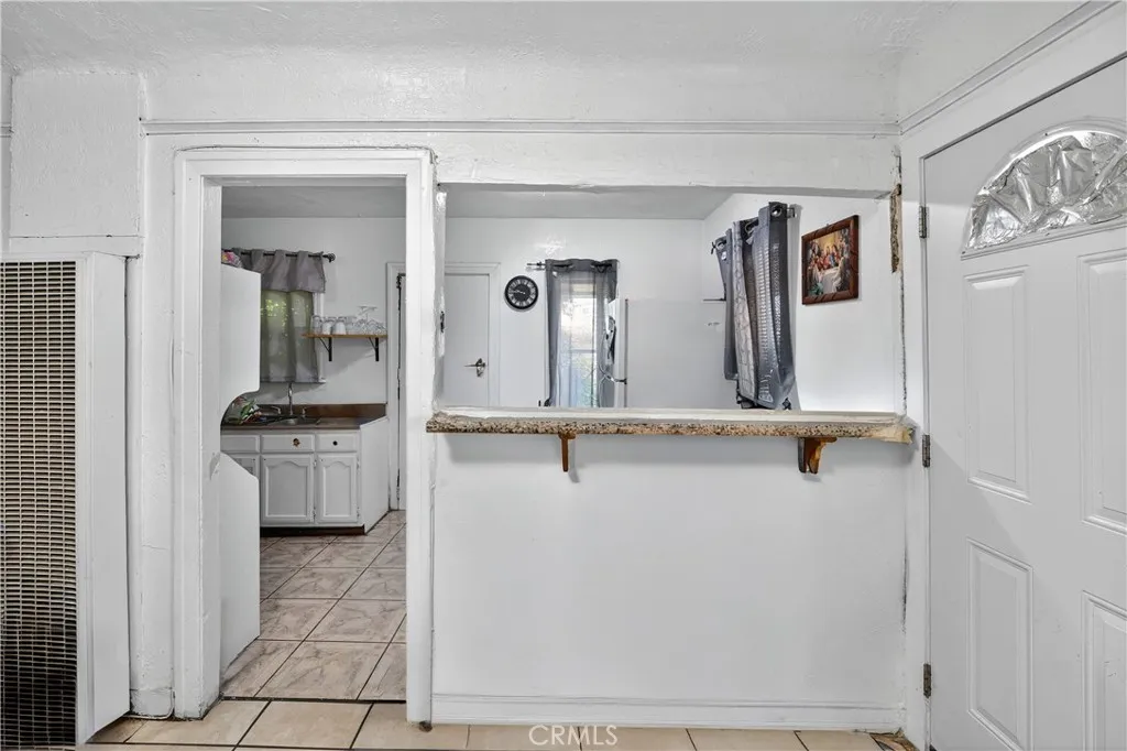 1008 E 74th Street, Los Angeles, California 90001 home-pic-5