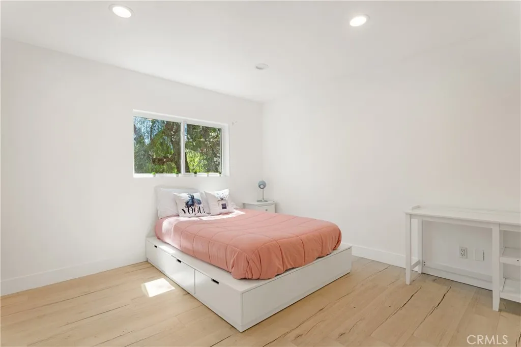 4922 Escobedo Drive, Woodland Hills, California 91364 home-pic-16