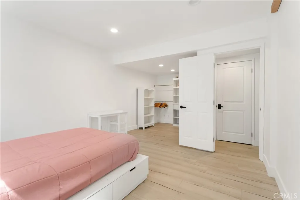 4922 Escobedo Drive, Woodland Hills, California 91364 home-pic-17