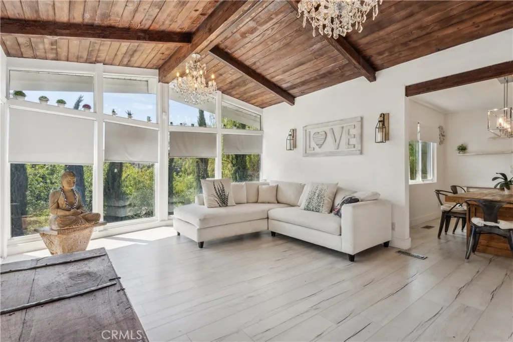 4922 Escobedo Drive, Woodland Hills, California 91364 home-pic-4