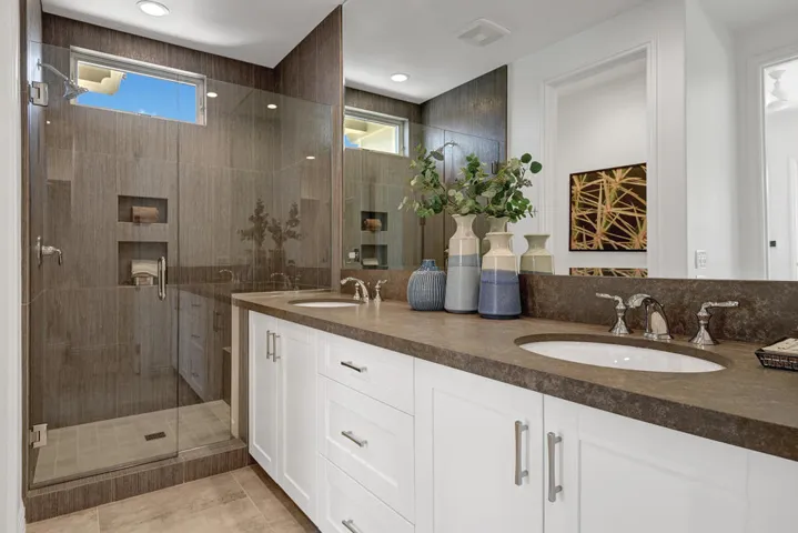 CASITA BATHROOM.jpg mls