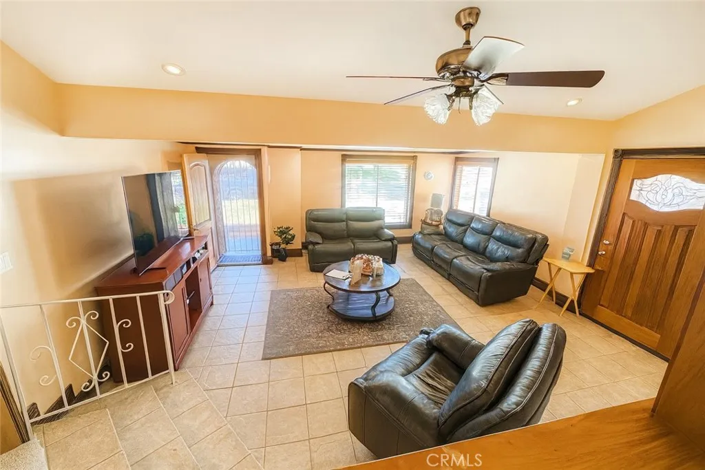 3414 W 82nd Street, Inglewood, California 90305 home-pic-2
