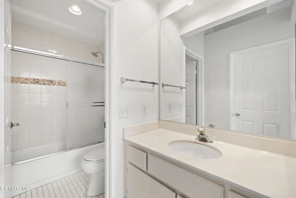 513 Water Oak Lane D, Oak Park, California 91377 home-pic-9