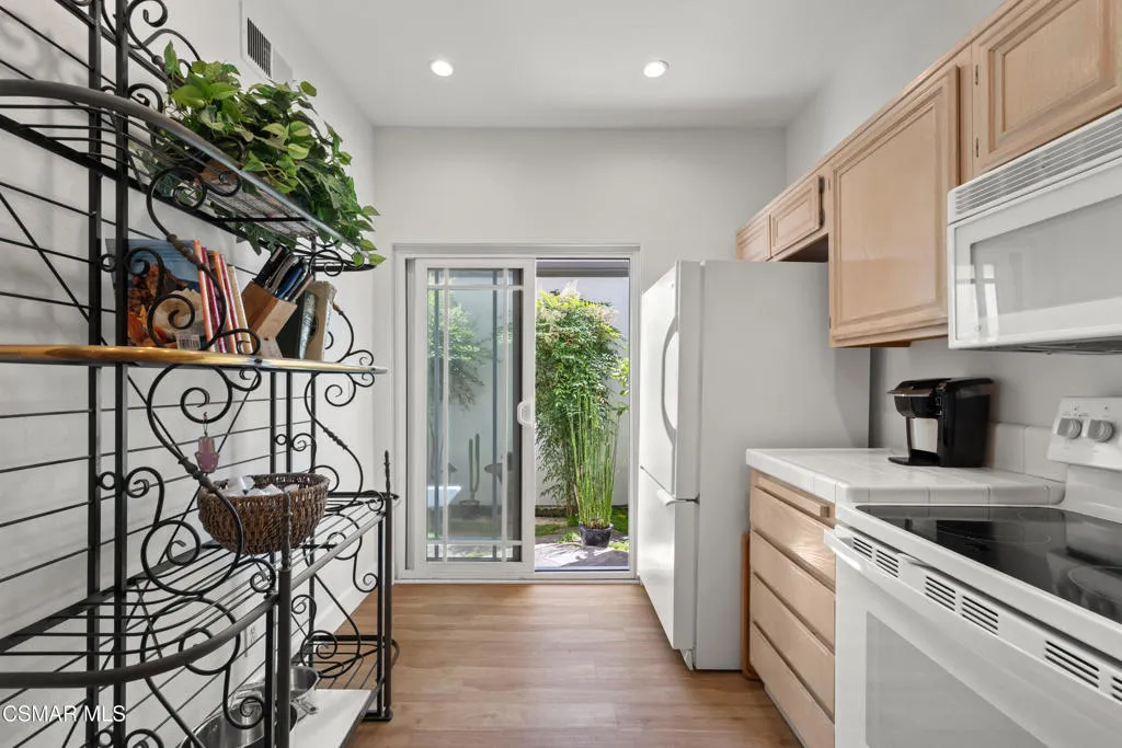 513 Water Oak Lane D, Oak Park, California 91377 home-pic-4