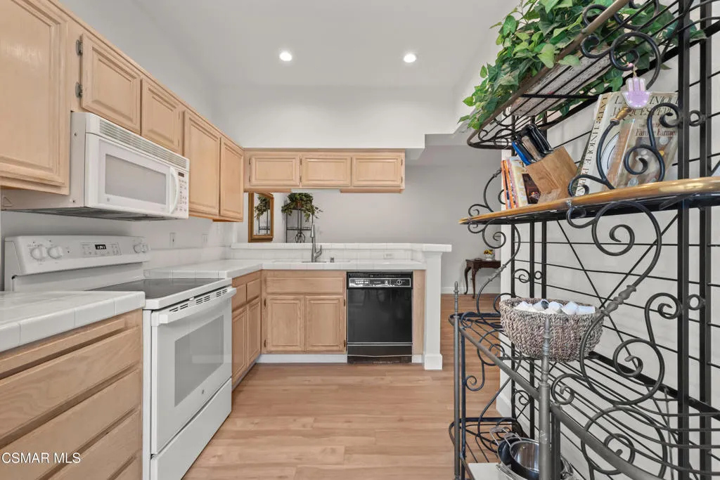 513 Water Oak Lane D, Oak Park, California 91377 home-pic-3