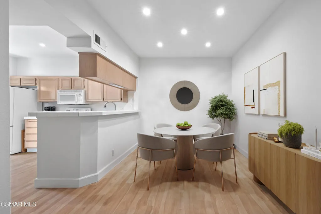 513 Water Oak Lane D, Oak Park, California 91377 home-pic-2