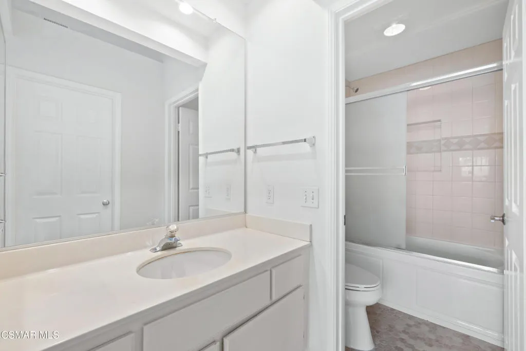 513 Water Oak Lane D, Oak Park, California 91377 home-pic-11