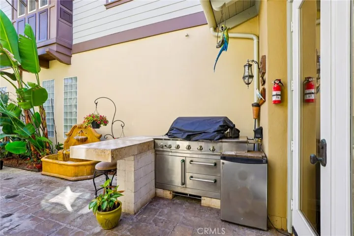 Courtyard with Bar, BBQ & Fridge