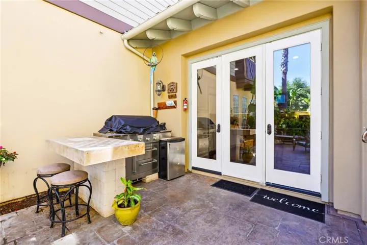 Courtyard with Bar, BBQ & Fridge