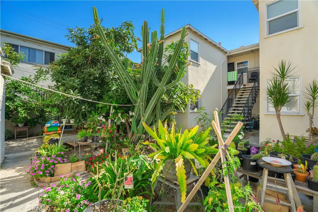 2011 S Shenandoah Street, Los Angeles, California 90266 home-pic-13