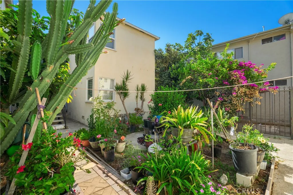 2011 S Shenandoah Street, Los Angeles, California 90266 home-pic-12