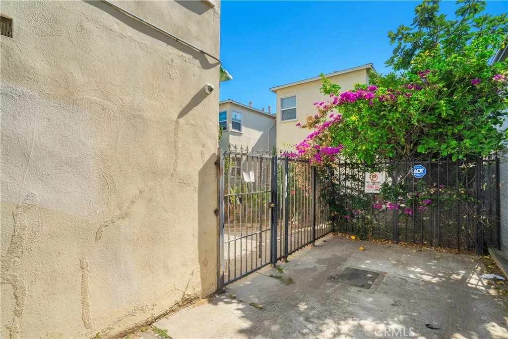2011 S Shenandoah Street, Los Angeles, California 90266 home-pic-16