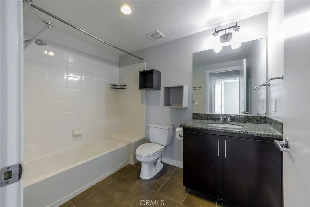 411 W Seaside Way 703, Long Beach, California 90802 home-pic-15