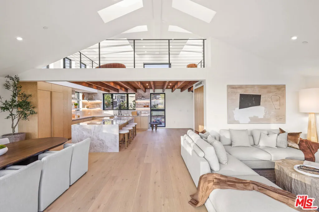 2530 Beverley Avenue, Santa Monica, California 90405, 4 Bedrooms Bedrooms, ,4 BathroomsBathrooms,Residential,For Sale,Beverley,25589953