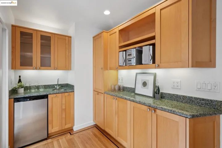 6141 Broadway Ter, Oakland, California 94618