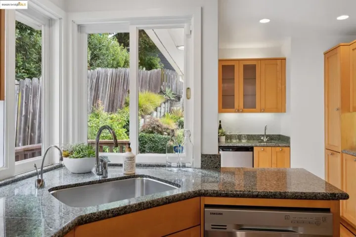 6141 Broadway Ter, Oakland, California 94618