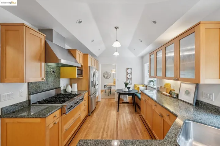 6141 Broadway Ter, Oakland, California 94618