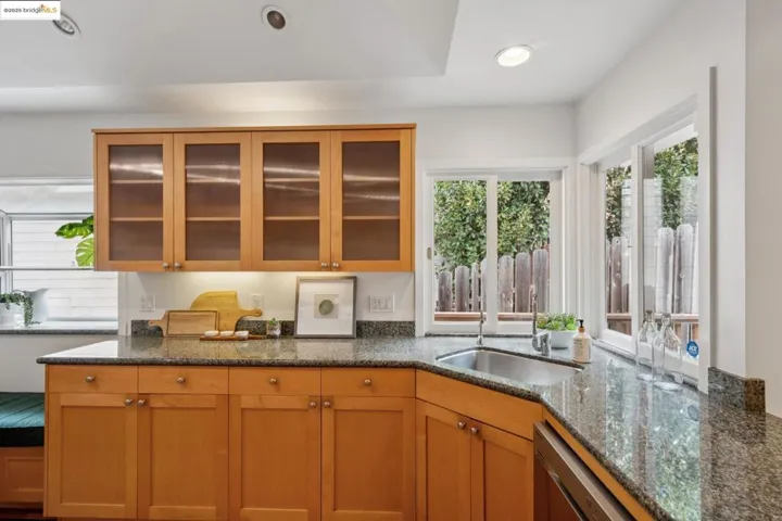 6141 Broadway Ter, Oakland, California 94618