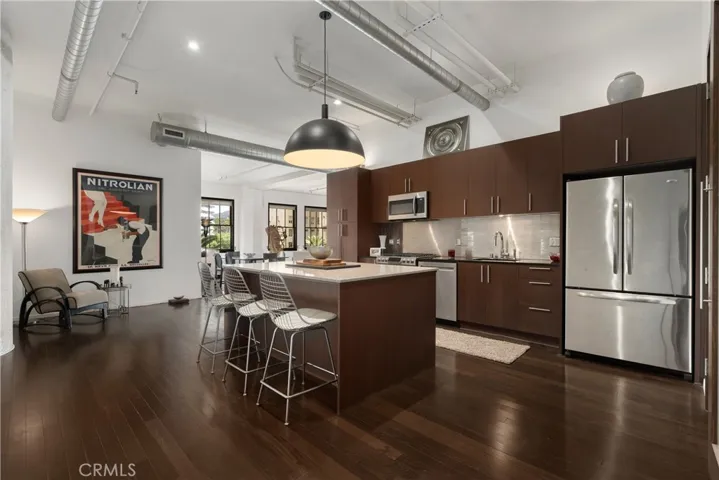 Cooks kitchen with island