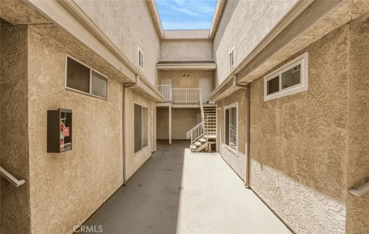 13042 Riverside Dr, Sherman Oaks, California 91423
