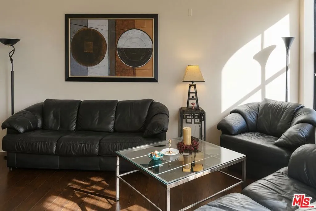 869 S Wooster Street 103, Los Angeles, California 90035 home-pic-2