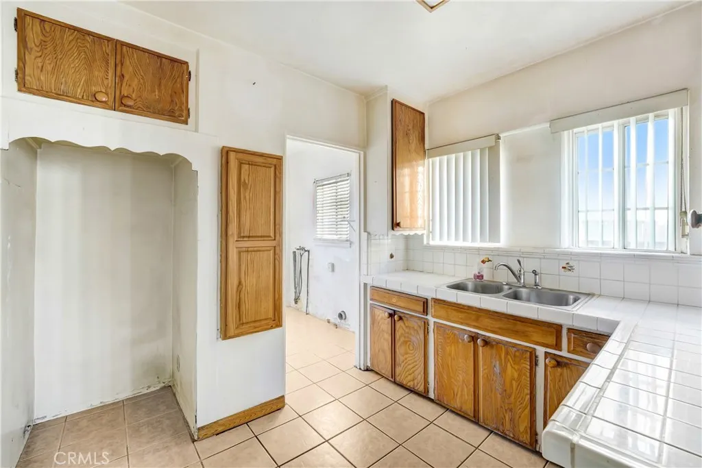 1045 Hyde Park Blvd, Inglewood, California 90302 home-pic-2