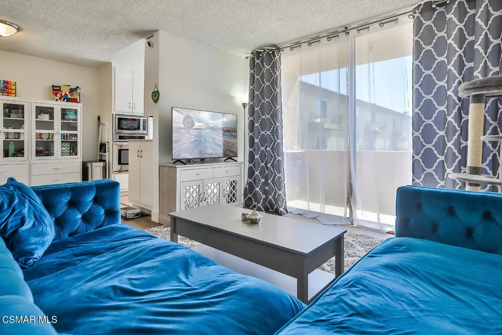 5429 Newcastle Avenue 213, Encino, California 91316 home-pic-5