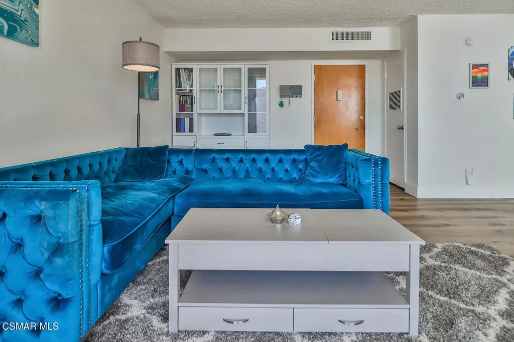 5429 Newcastle Avenue 213, Encino, California 91316 home-pic-4