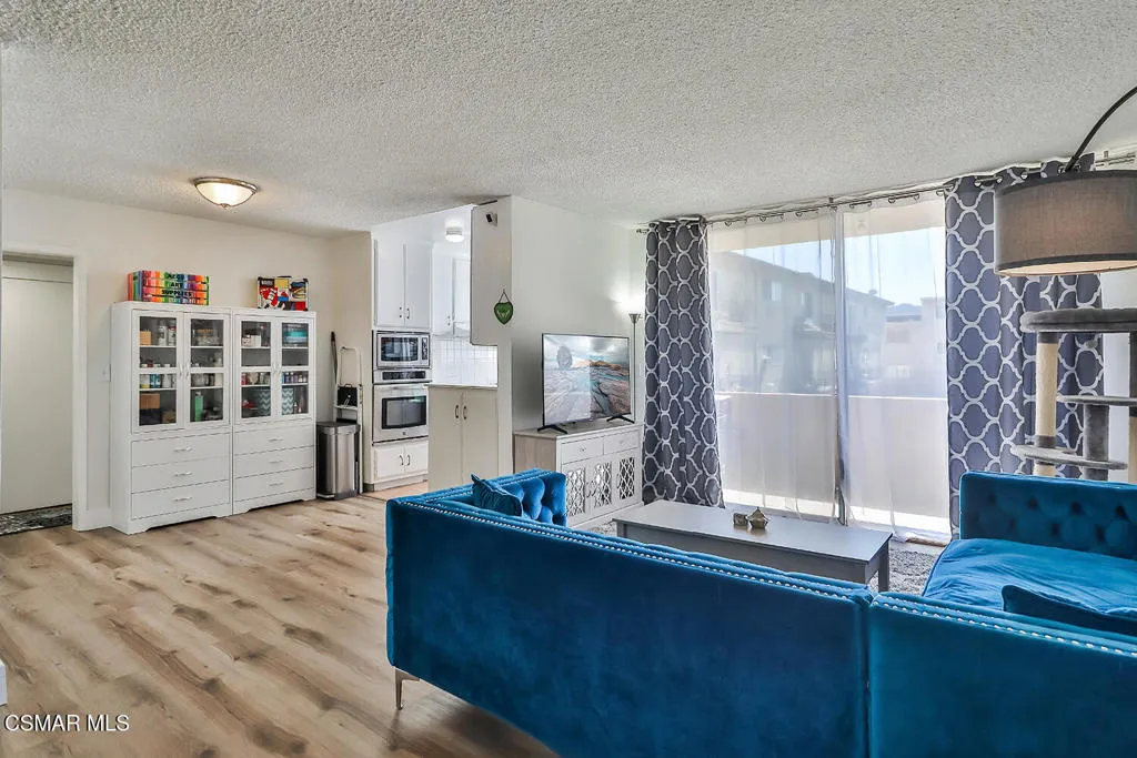 5429 Newcastle Avenue 213, Encino, California 91316 home-pic-0