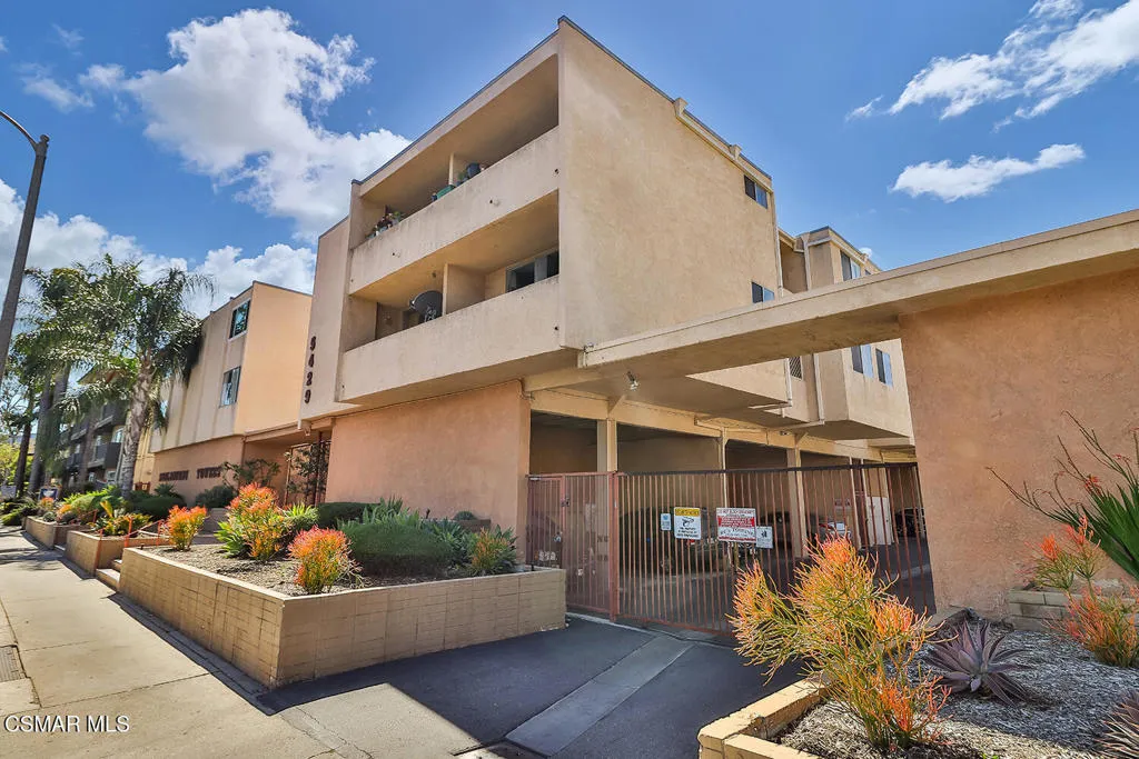 5429 Newcastle Avenue 213, Encino, California 91316 home-pic-25