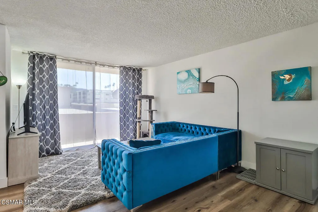 5429 Newcastle Avenue 213, Encino, California 91316 home-pic-2
