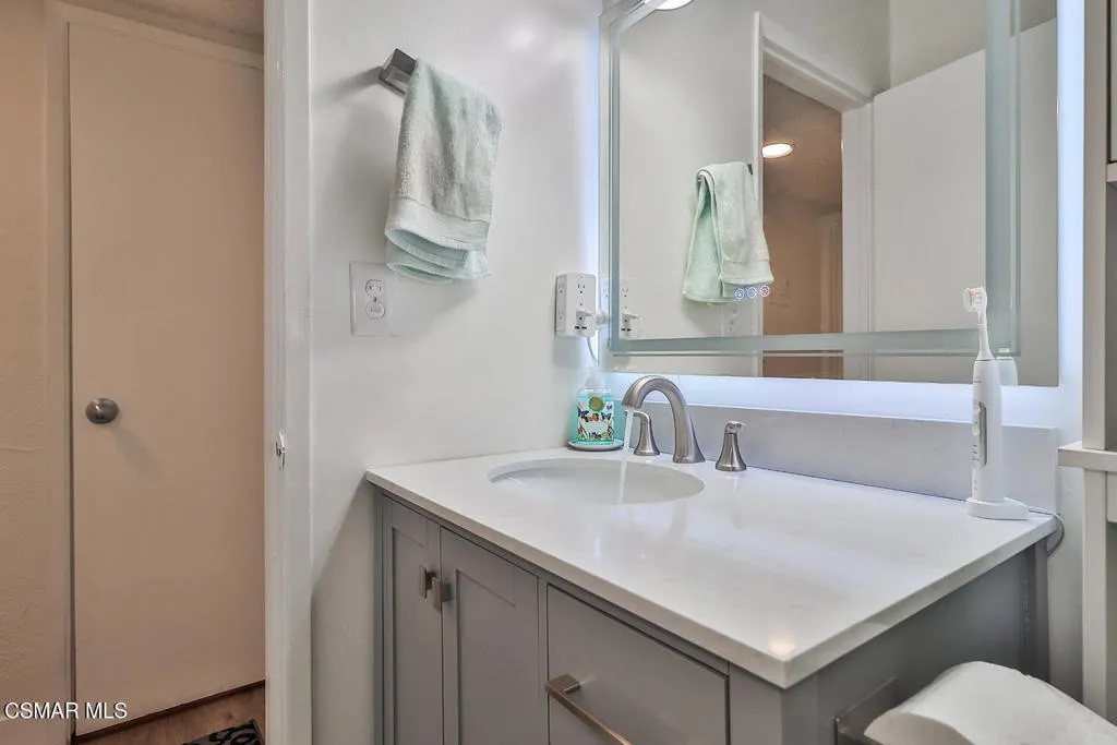 5429 Newcastle Avenue 213, Encino, California 91316 home-pic-17