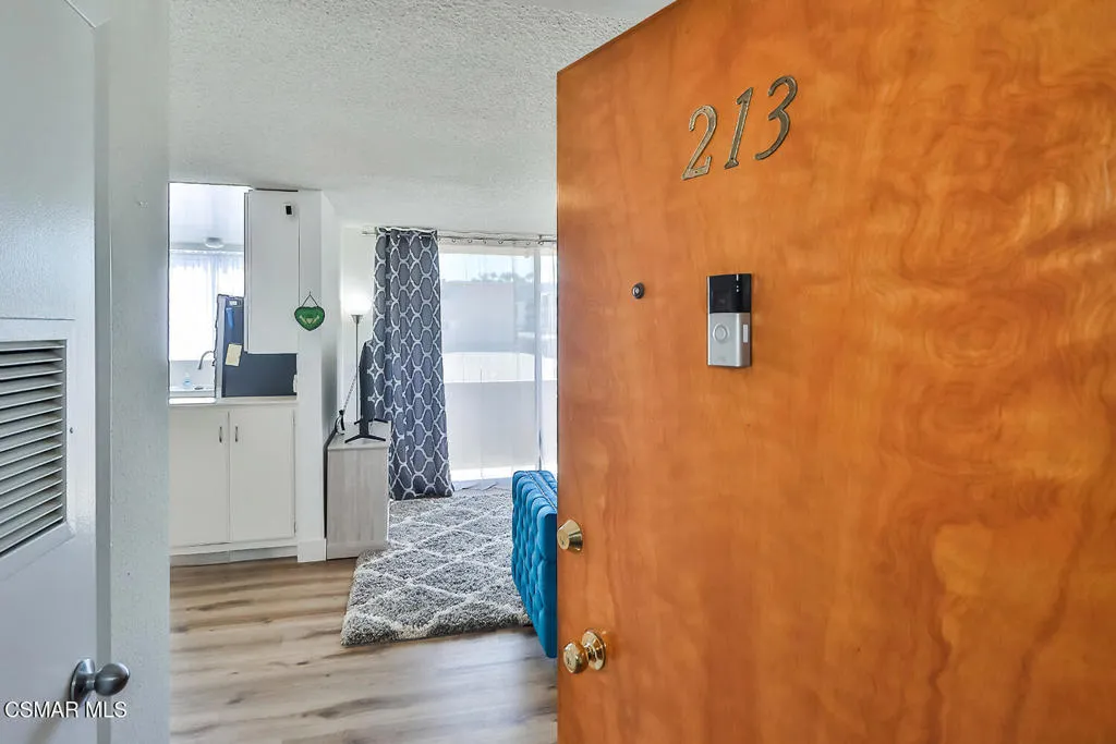 5429 Newcastle Avenue 213, Encino, California 91316 home-pic-1