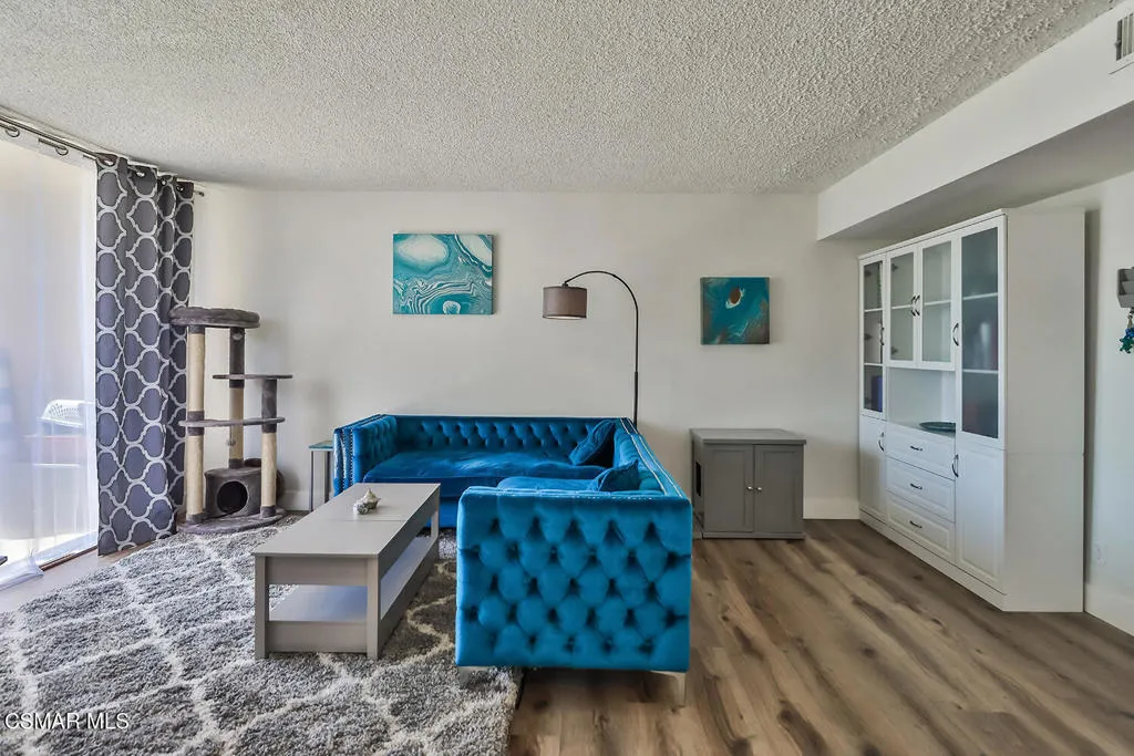 5429 Newcastle Avenue 213, Encino, California 91316 home-pic-3