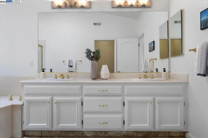 22284 E Lyndon Loop, Castro Valley, California 94552