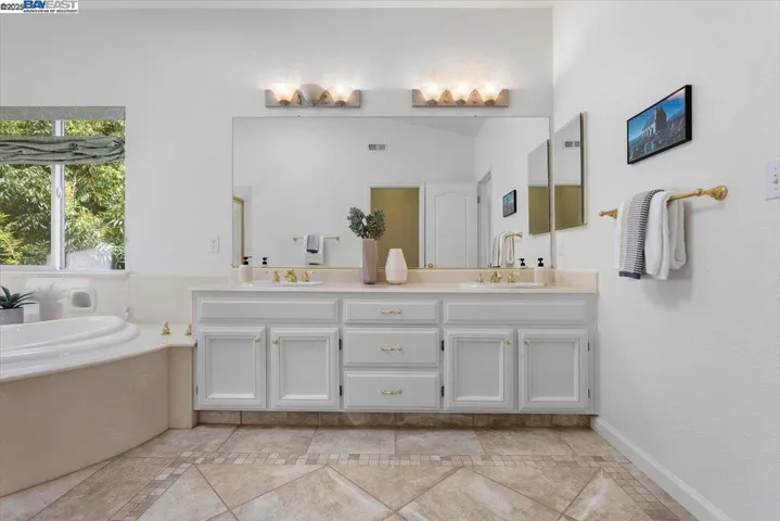 22284 E Lyndon Loop, Castro Valley, California 94552