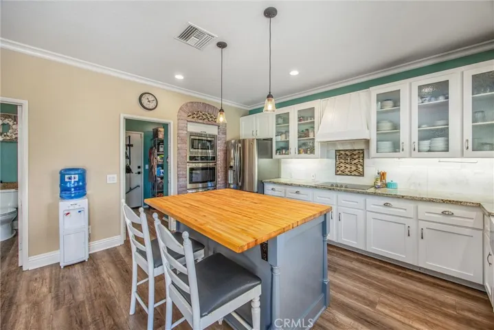 Gourmet Kitchen with double ovens & induction cooktop