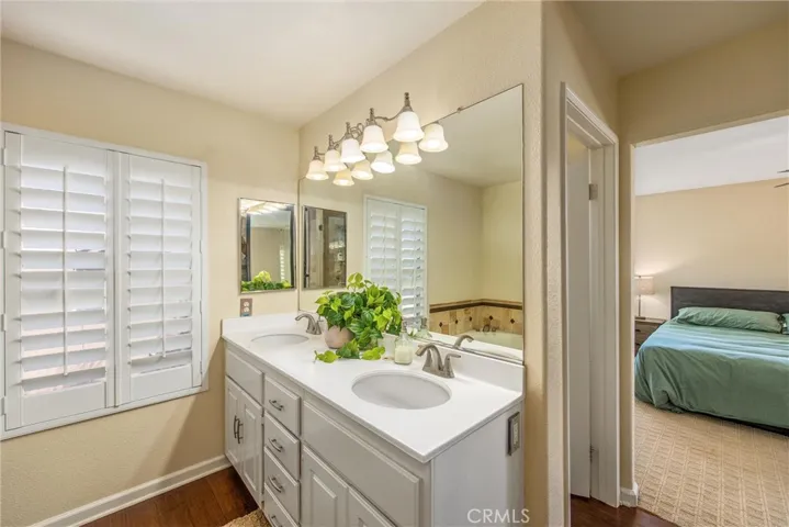 Double sink in primary bath