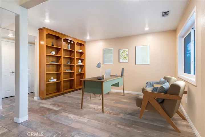Office area easy third bedroom