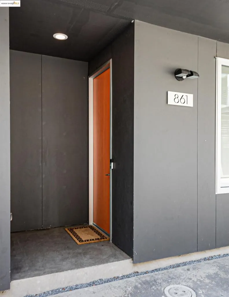 861 W Grand Ave, Oakland, California 94607 home-pic-2