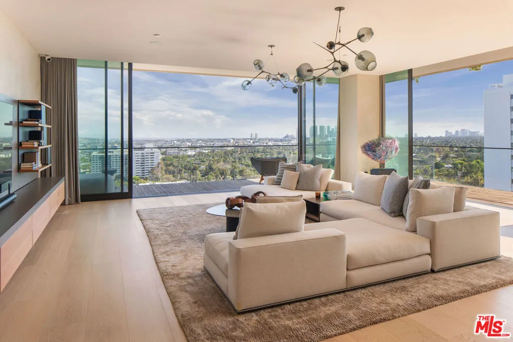 9040 W Sunset Boulevard 905, West Hollywood, California 90069 home-pic-0