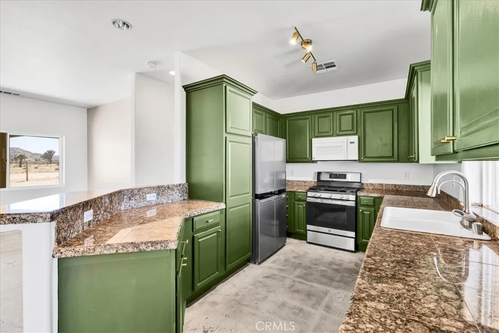 60726 Mason Drive, Joshua Tree, California 92252 home-pic-13