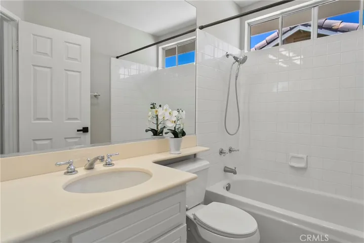 Secondary Bathroom (up)