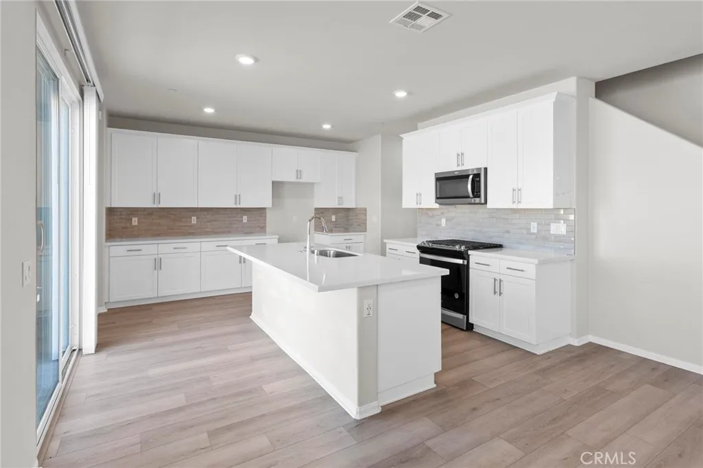 19409 Brush Creek Way, Lake Elsinore, California 92532 home-pic-1