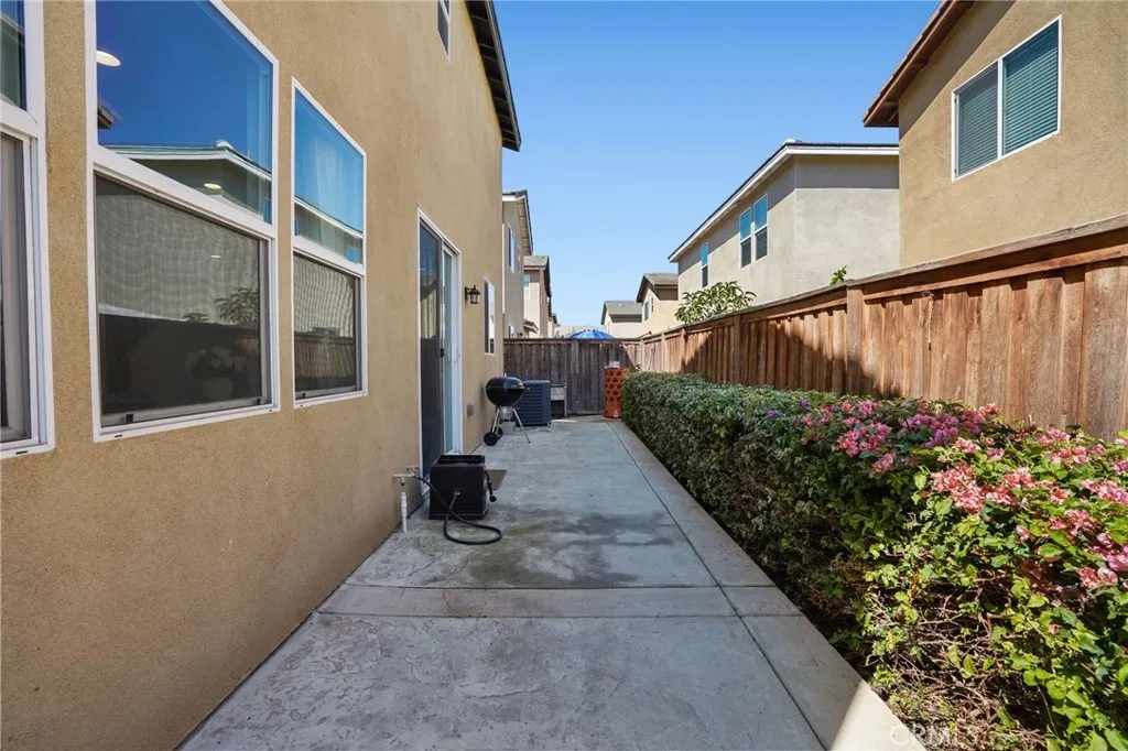 825 Sweetbay Lane, Los Angeles, California 90059 home-pic-33