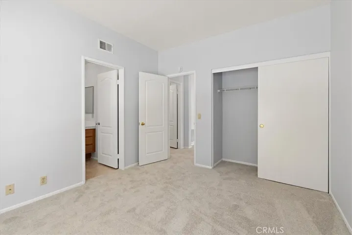 Downstairs bedroom is perfex fore guest or office