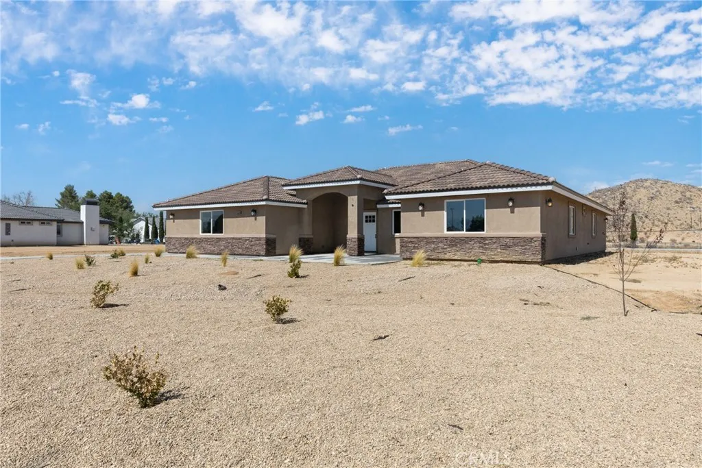 14490 Savannah Court, Apple Valley, California 92307 home-pic-34